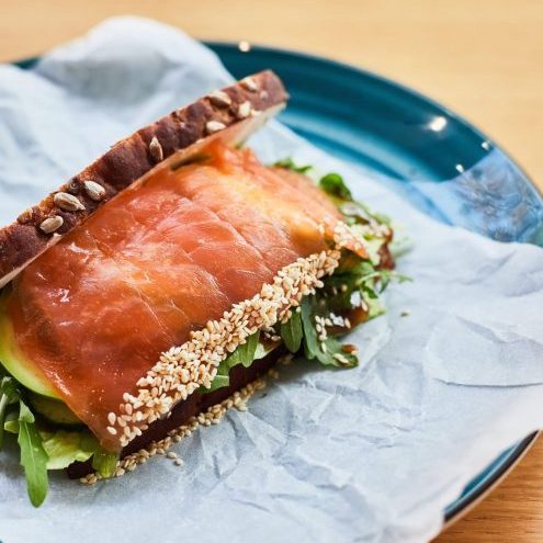 Сендвіч з лососем та соусом теріякі +  Млинці з карамелізованими яблуками