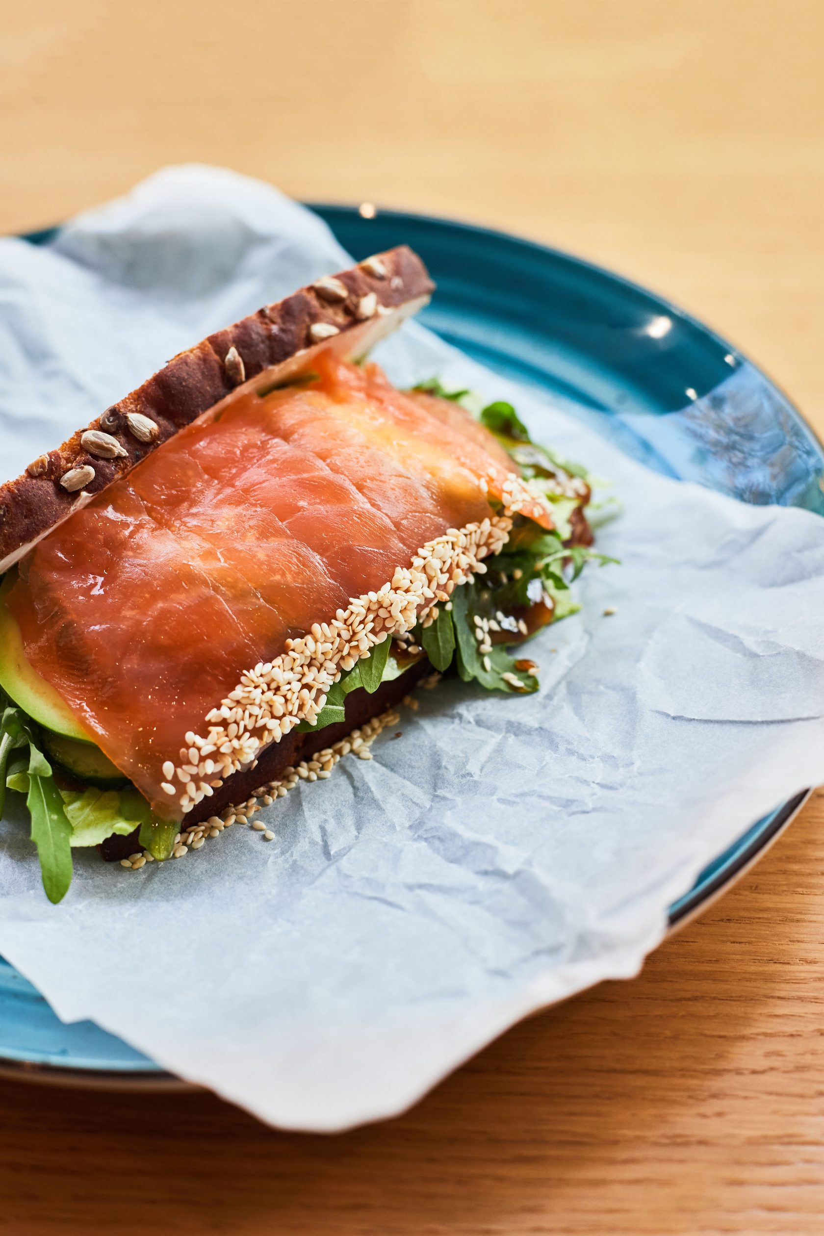 Сендвіч з лососем та соусом теріякі