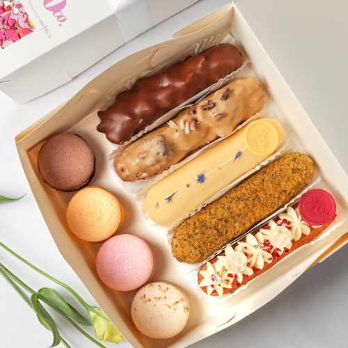 Set of 5 eclairs and 4 macarons