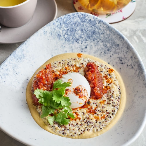 Quinoa porridge with hummus and poached egg