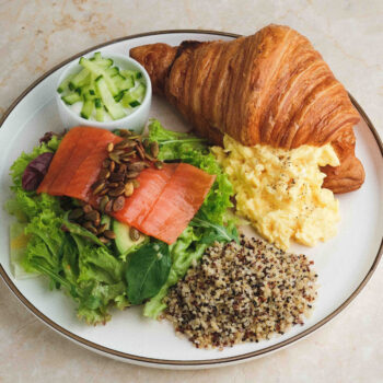 Скрембл в круасані на вибір: - Лосось