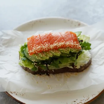 Тост з лососем та соусом Теріякі