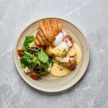 Яйця пашот із соусом Hollandaise на вибір: - круасан класичний + салатний мікс, томати черрі