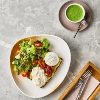 Тост з авокадо та страчателлою