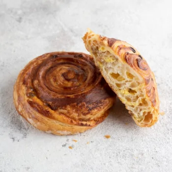 Равлик із кремом і родзинками