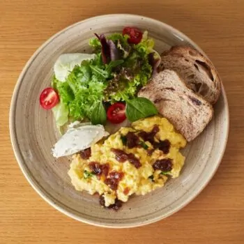 Скрембл зі шпинатом та цибулевим конфітюром