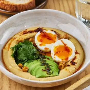 Пікантний хумус з авокадо та яйцем