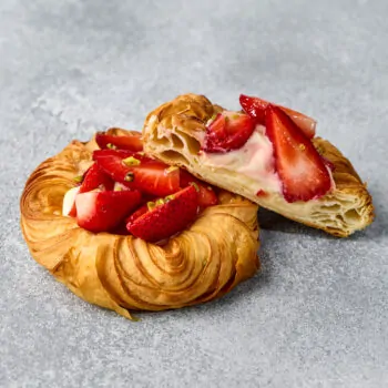 Даніш з полуницею та лимонним курдом