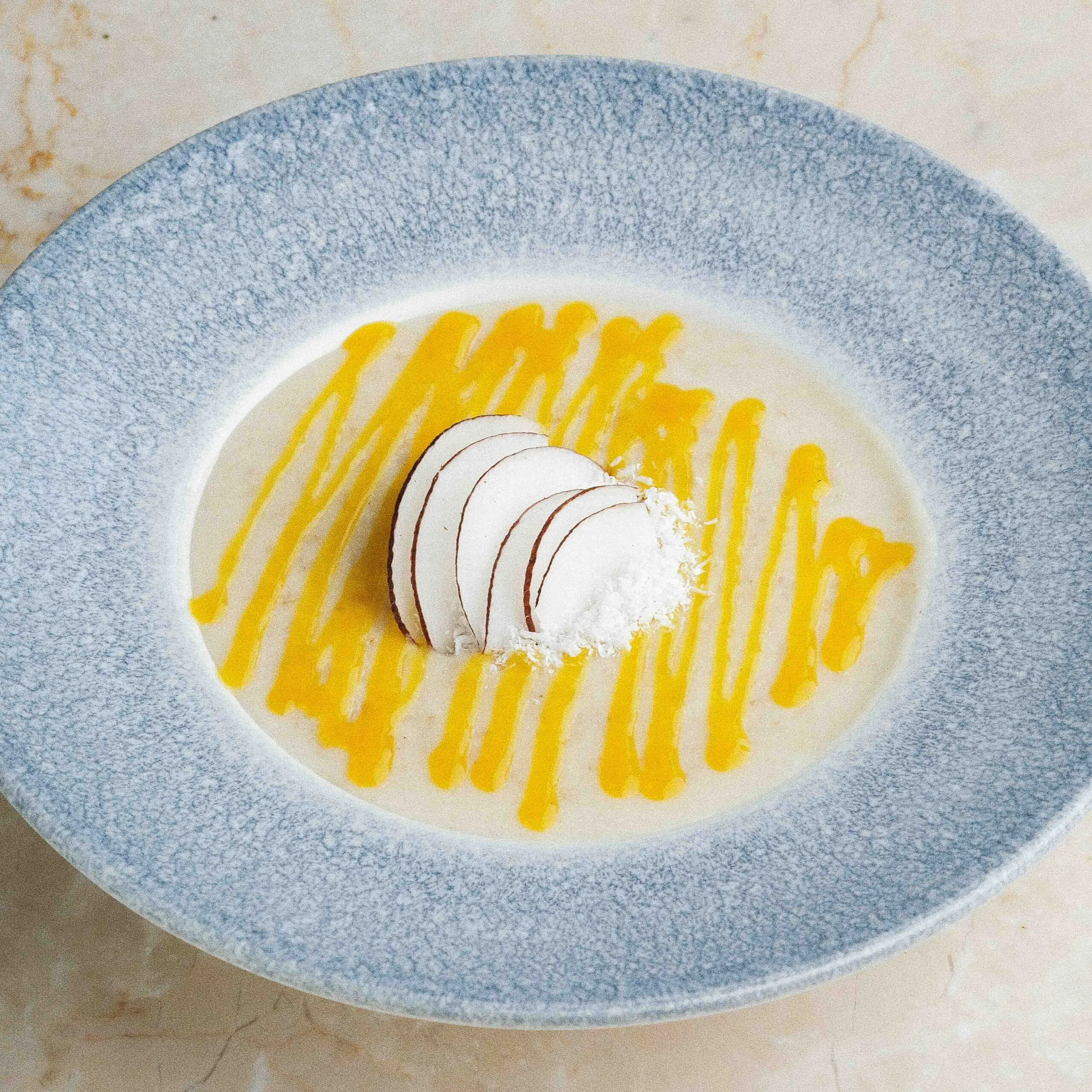 Вівсяна каша з пюре манго на кокосовому молоці